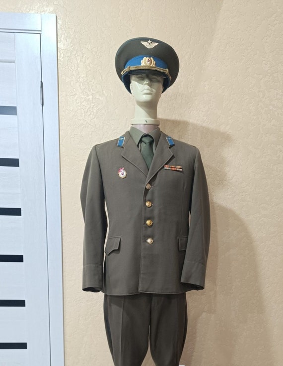 ソ連軍将校の制服。カーキ色の服装。少佐の階級の帽子をかぶったソ連
