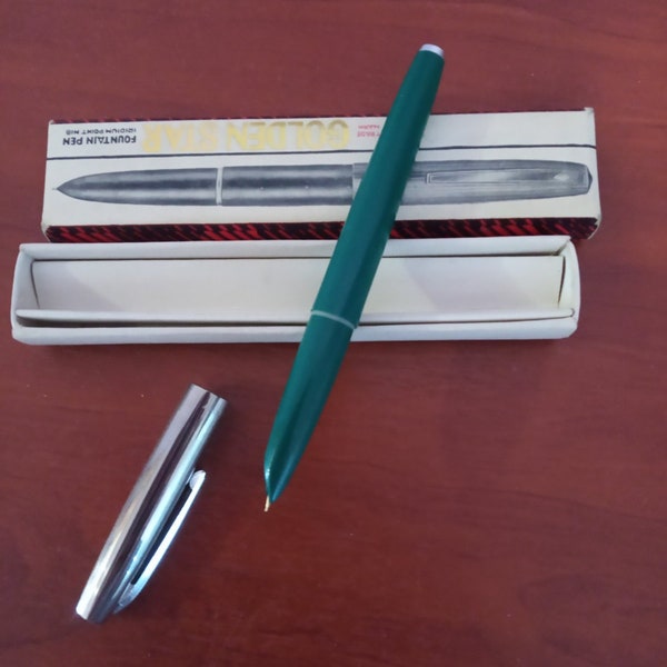 Penna d'inchiostro sovietica in un caso. Cancelleria dell'ufficio. Inchiostro. Presente. URSS vintage anni '90.