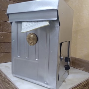 Buzón de plata antiguo. Buzón soviético grande para cartas y periódicos. Vintage, década de 1970, URSS.