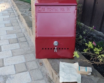 Boîte aux lettres en métal rouge. boîte en métal vintage pour lettres et journaux. Boîte rétro à fixer au mur. Fabriqué en URSS. Maison/jardin/décor.