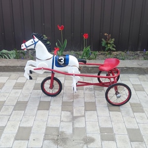 Kinder-Tretpferd Auto.Sowjetische Antiquitäten.Vintage Fahrrad auf Pedalen.Schätze.Robuster Retro-Transport 1950er Jahre.Geschenk für ein Kind.