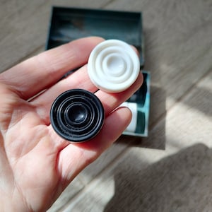Ein Satz von 24 Kunststofffiguren in einer Karbolitbox.Karbolitchips zum Damespiel,Backgammon.Vintage Dame.Brettspiele der UdSSR.Geschenk