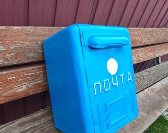 Buzón metálico azul. Buzón antiguo para cartas y periódicos. Buzón de la URSS de los años 80.