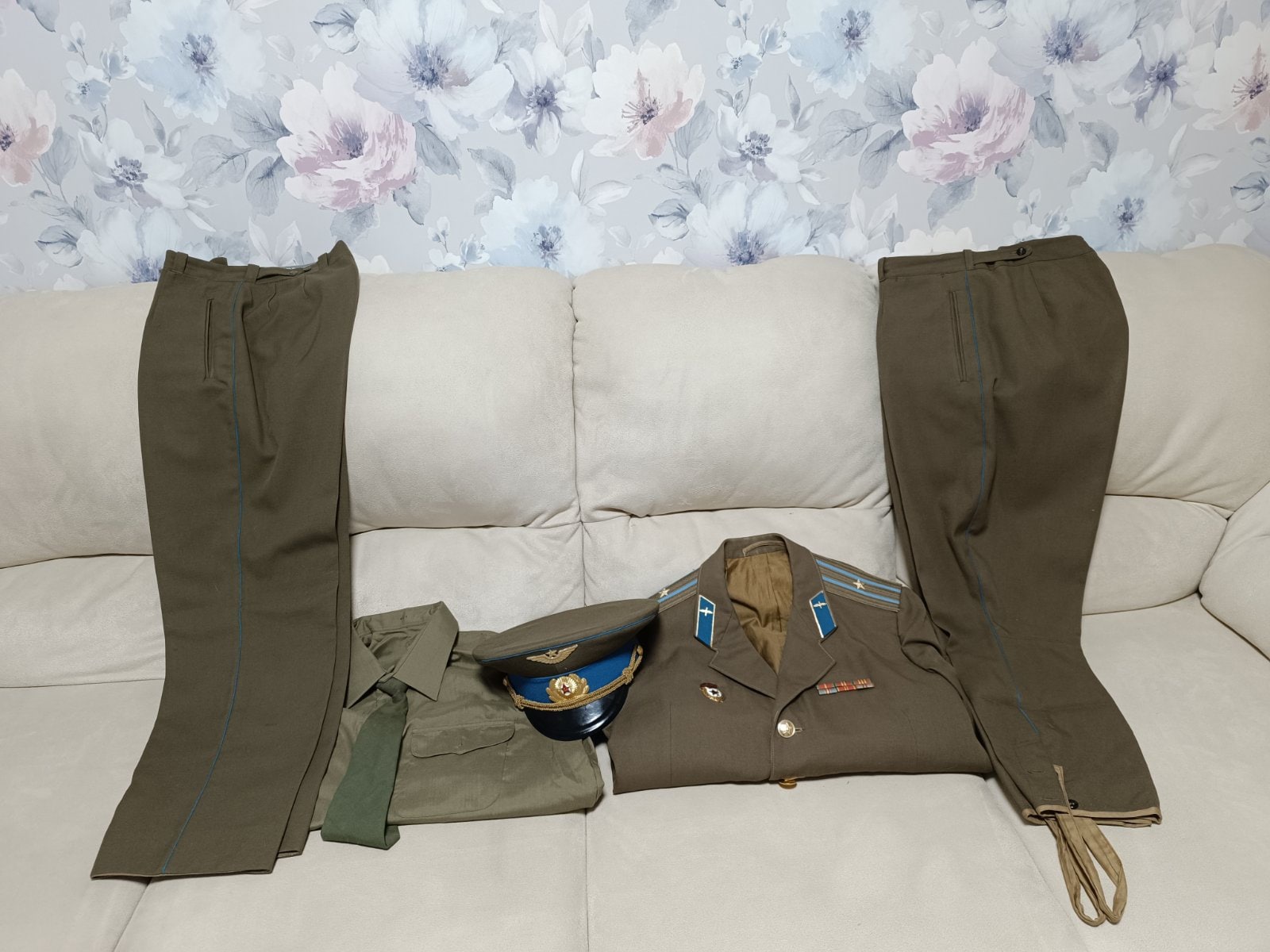 ソ連軍将校の制服。カーキ色の服装。少佐の階級の帽子をかぶったソ連
