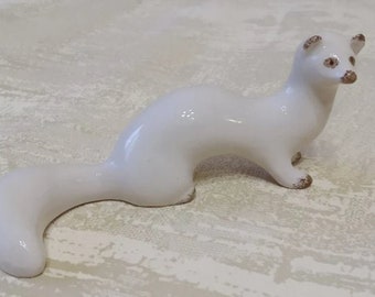 Figurine en porcelaine d’un animal blanc. Sculpture d’une hermine, d’un furet, d’une martre, d’un renard blanc. Collection soviétique de figurines d’animaux.