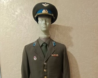 ソ連軍将校の制服。カーキ色の服装。少佐の階級の帽子をかぶったソ連