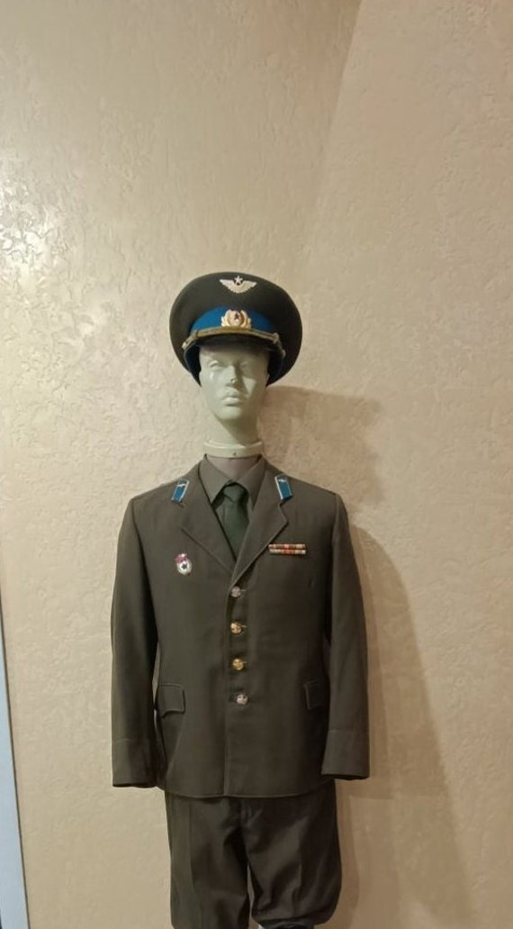 ソ連軍将校の制服。カーキ色の服装。少佐の階級の帽子をかぶったソ連
