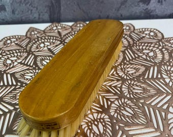 Spazzola vintage per abiti, spazzola in legno, setole pulite. Spazzola manuale in legno con setole naturali. Strumento per la cura della persona sovietico degli anni '70.