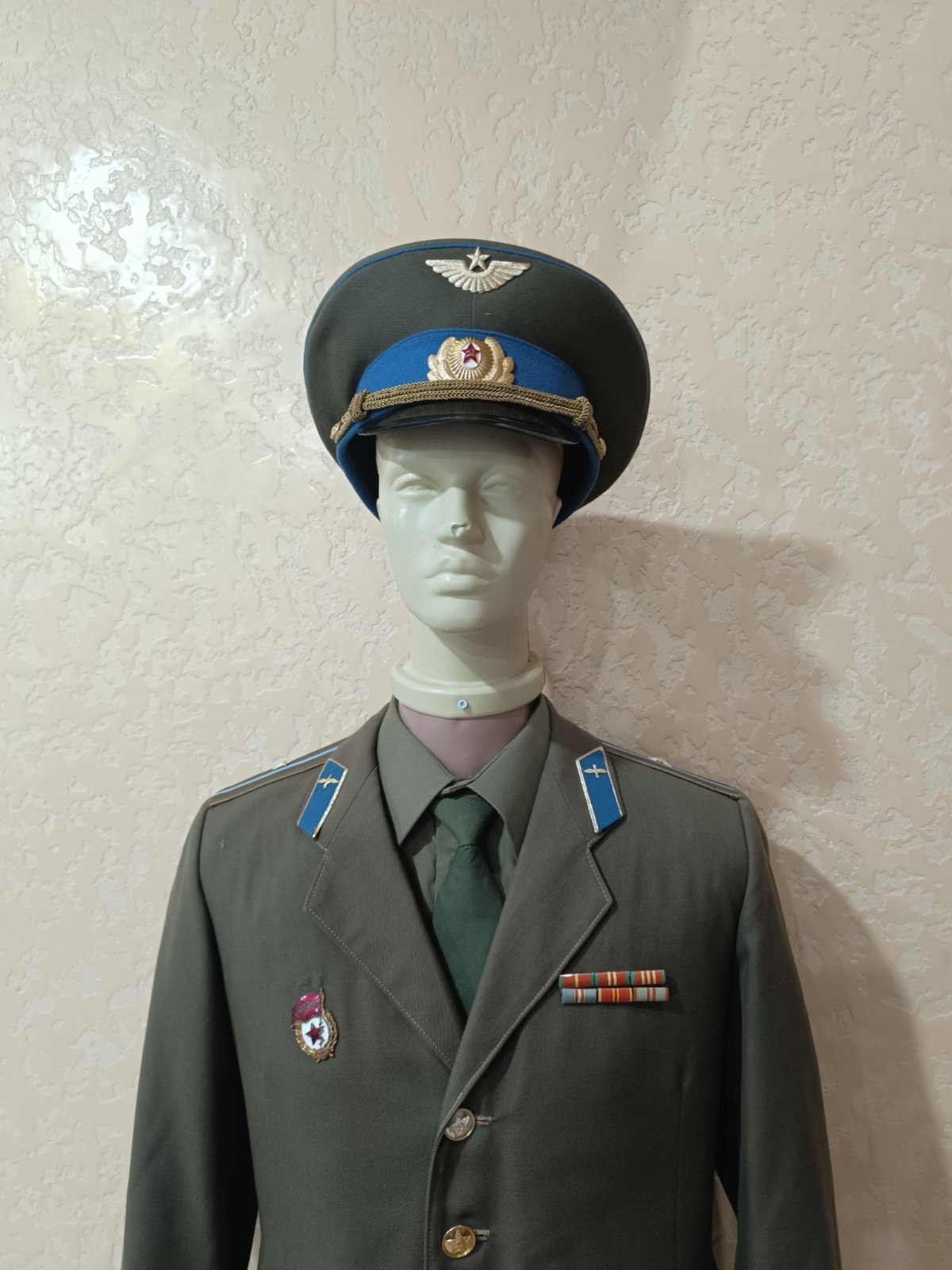 ソ連軍将校の制服。カーキ色の服装。少佐の階級の帽子をかぶったソ連