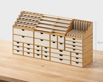 Könnte beinhalten: Ein Holz-Bastelorganizer mit Schubladen, Regalen und Fächern. Der Organizer ist 1 Meter lang, 25 cm tief und 55 cm hoch. Er hat eine natürliche Holzoberfläche mit weißen Schubladenfronten und ist für Kunstbedarf konzipiert.