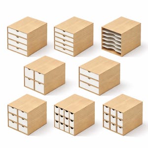 Op de afbeelding: Een verzameling houten bureau-organizers met verschillende lade-indelingen. De organizers hebben een lichte houten afwerking met witte lades. Sommige hebben kleine lades, andere grotere lades of open vakken.