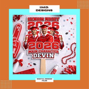 Puede incluir: Un accesorio fotográfico con temática de graduación con tres graduados con túnicas rojas y birretes. El diseño incluye el texto "SENIOR NIGHT 2026" y "MAIN CHARACTER DEVIN". Elementos adicionales incluyen un dedo de espuma, diploma y adornos.