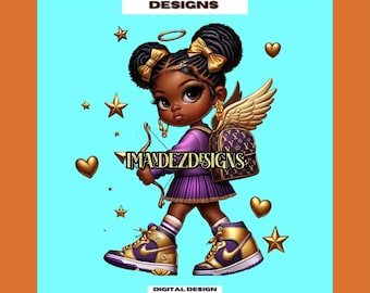 Puede incluir: Una ilustración digital de una niña ángel negra con alas moradas, un vestido morado y lazos dorados en el pelo. Lleva un arco y una flecha y una mochila Louis Vuitton. El fondo es de color azul claro con estrellas y corazones dorados.