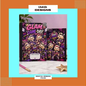 Può includere: Due quaderni con sfondo nero e grafiche rosa e viola di cheerleader in stile cartoon. Il testo recita GLAM GAME DAY, HEART HUSTLE GLORY e GO TEAM. I disegni includono corone, pon pon e megafoni con dettagli che richiamano l'effetto glitter.