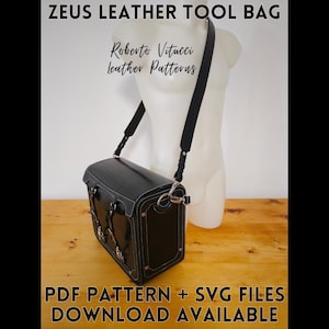 Puede incluir: Bolso de herramientas de cuero negro con costuras blancas, herrajes plateados y correa para el hombro. El bolso tiene forma rectangular con la parte superior curvada. El texto de la imagen dice "ZEUS LEATHER TOOL BAG" y "PDF PATTERN + SVG FILES DOWNLOAD AVAILABLE."