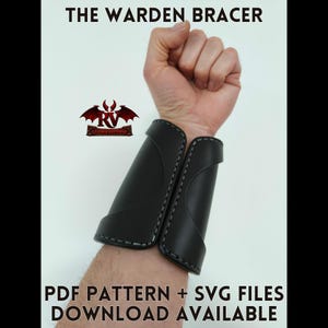 Könnte beinhalten: Schwarze Lederarmbänder mit weißen Nähten werden an einem Handgelenk gezeigt. Der Text "The Warden Bracer" und "PDF Pattern + SVG Files Download Available" sind zu sehen. Ein Logo mit einem fledermausartigen Wesen ist ebenfalls sichtbar.