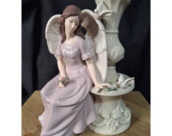 Figura de ángel de porcelana con palomas y flores, vestido lavanda, estatua brillante.