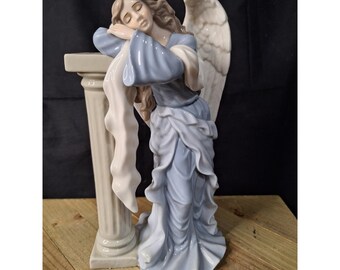 Figura de porcelana del ángel en reposo de Member's Mark, columna con vestido azul vintage