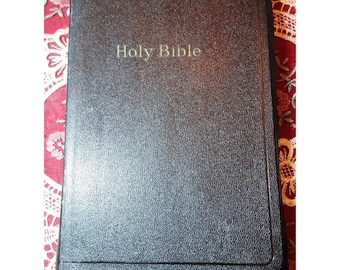 Biblia Santa Versión King James de los años 70, de cuero negro.