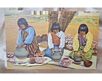 Postal fotográfica histórica antigua: Mujeres indígenas Pueblo haciendo cerámica, nueva, sin usar.