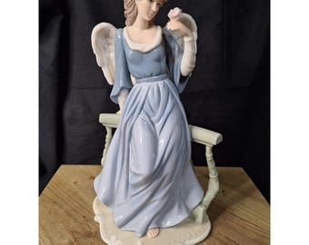 Figura de porcelana vintage de ángel con vestido azul y rosa rosa en un balcón (escultura de 30 cm).