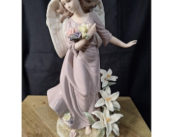 Figura de ángel de porcelana con rosas y lirios, estatua brillante, vestido rosa empolvado.