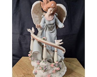 Figura de ángel de porcelana grande con palomas y rosas, estatua con vestido azul, tal como está.