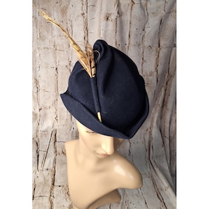 Vintage 1940s Navy Wool Felt Robin Hood Peter Pan Hat w/ Feather and Bow Accent Vintage 1930s Peter Pan Robin Hood Suede Tilt Hat With  main image 3