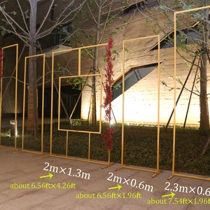 Può includere: Tre telai in metallo dorato per uno sfondo o un photo booth. I telai sono di dimensioni diverse: 2 piedi per 1,3 metri, 2 piedi per 0,6 metri e 2,3 metri per 0,6 metri.