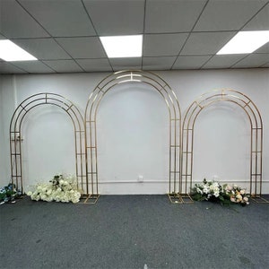 光沢のあるゴールドのアーチ ウェディングアーチ ウェディングパーティーの背景装飾アーチ 屋外用花柄アーチ