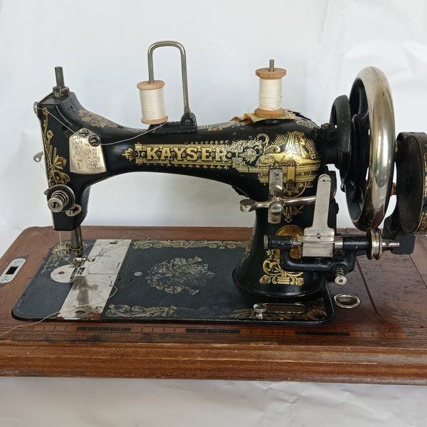 Vintage Kayser sewing machine, Rare sewing machine, Portable sewing machine with case and key, Machine à coudre rétro.