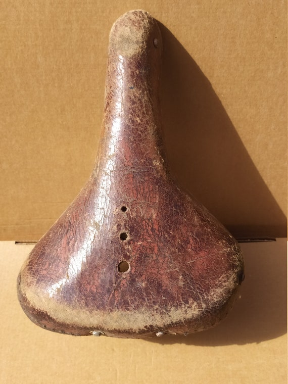 Selle Vélo Ancienne En Cuir – Authentique Et Patinée Pour Bicyclette Rétro