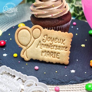 Happy Birthday Ausstechform + personalisierter Name | Kleine Butterform mit Luftballons | Gourmet-Geschenkidee | Kostenloses Rezept