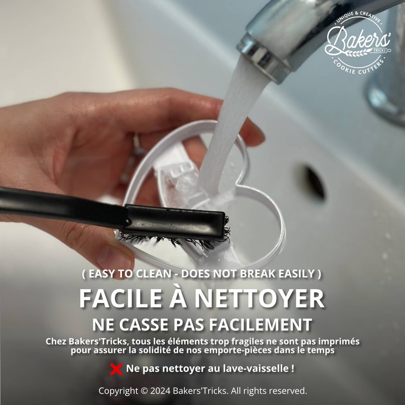 May include: A white heart-shaped cookie cutter is being rinsed under running water in a sink. The cookie cutter is made of a durable plastic that is easy to clean and does not break easily. The text on the image reads: "(EASY TO CLEAN - DOES NOT BREAK EASILY) FACILE A NETTOYER NE CASSE PAS FACILEMENT Chez Bakers'Tricks, tous les &eacute;l&eacute;ments trop fragiles ne sont pas imprim&eacute;s pour assurer la solidit&eacute; de nos emporte-pi&egrave;ces dans le temps Ne pas nettoyer au lave-vaisselle ! Copyright &copy; 2024 Bakers'Tricks. All rights reserved."