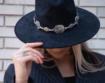 Schwarzes Wildleder mit Bolero-Hosen | Fedora-Hacke | mit Cowboystiefeln | silberne Details
