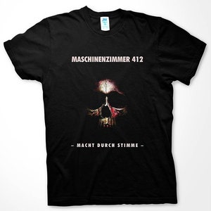 Peut inclure: T-shirt noir avec un motif de crâne blanc et le texte "MASCHINENZIMMER 412 - MACHT DURCH STIMME -" imprimé sur le devant.