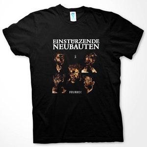 Op de afbeelding: Zwart T-shirt met een witte print van de band "Einstürzende Neubaten" en de albumtitel "Feurio!" De albumhoes toont een groep mensen met hun gezichten bedekt door een donker, getextureerd materiaal.