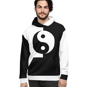 Może przedstawiać: Czarno-biała bluza z kapturem z symbolem yin yang z przodu. Bluza jest podzielona na pół, z jedną stroną czarną, a drugą białą.