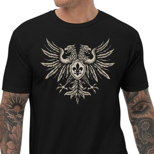 Könnte beinhalten: Schwarzes T-Shirt mit einem Vintage-Grafikdruck eines Doppelkopfadels mit einem Fleur-de-lis-Schild.