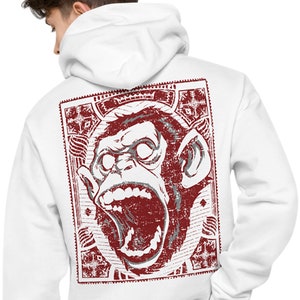 Puede incluir: Sudadera con capucha blanca con un gráfico rojo y blanco desgastado de la cara de un mono en la espalda. El mono está rugiendo con la boca abierta y los ojos muy abiertos.