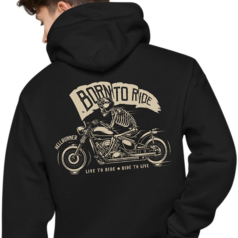 以下が含まれることがあります： 黒いフード付きスウェットシャツ。背面に、バイクに乗る骸骨のグラフィックと「Born to Ride」と「Hellrunner」の文字がプリントされています。「Live to Ride - Ride to Live」の文字がグラフィックの下にプリントされています。