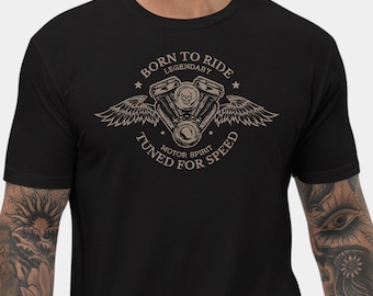 Może przedstawiać: Czarny T-shirt z brązową grafiką silnika motocyklowego ze skrzydłami i tekstem "Born to Ride Legendary Motor Spirit Tuned for Speed".
