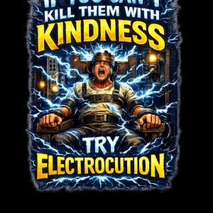 Puede incluir: Camiseta negra con la frase "IF YOU CAN'T KILL THEM WITH KINDNESS TRY ELECTROCUITION". La imagen muestra a una persona en una silla eléctrica con rayos y una expresión angustiada. El texto es en blanco y amarillo.