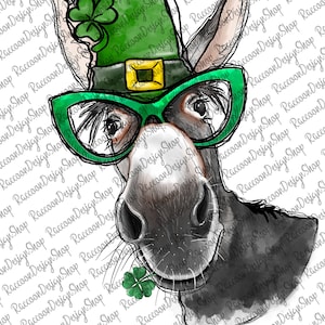 Puede incluir: Un burro con un sombrero verde de duende con una hebilla dorada y gafas verdes. El burro tiene un trébol de cuatro hojas en la boca.