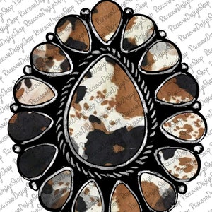 Pode incluir: Um design de metal preto e prata com um grande padr&atilde;o central de pele de vaca marrom e branca. O design &eacute; cercado por padr&otilde;es menores, semelhantes de pele de vaca.
