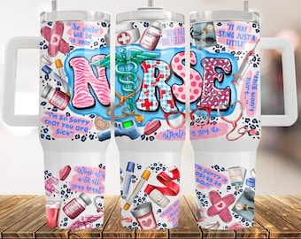 Puede incluir: Un vaso de acero inoxidable blanco con un diseño colorido que presenta la palabra "NURSE" en rosa, azul y rojo. El diseño incluye varios símbolos médicos y frases como "El médico estará aquí pronto", "Lo siento mucho, estás enfermo", "¿Cómo te sientes?", "Puede picar un poco", "Esto no duele", "Hagas lo que hagas", "Trabaja con todo tu corazón", y "Lo siento, sabe tan mal".