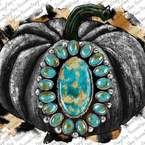 Puede incluir: Una calabaza negra y gris con un dise&ntilde;o de piedras preciosas turquesa y doradas. La calabaza est&aacute; decorada con una gran piedra preciosa turquesa en el centro y rodeada de piedras preciosas turquesa m&aacute;s peque&ntilde;as.