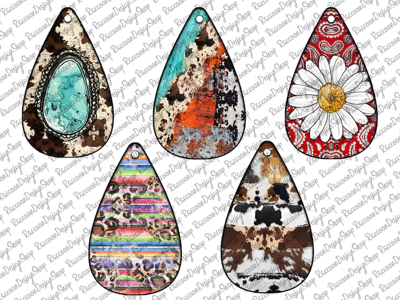 Op de afbeelding: Een verzameling van zes druppelvormige oorbellen met verschillende ontwerpen. De oorbellen hebben patronen zoals turkooizen steen, verweerde texturen, een madeliefje op een rode bandana, regenboogstrepen met luipaardprint en koeienhuidpatronen. Elke oorbel heeft een klein gaatje aan de bovenkant.