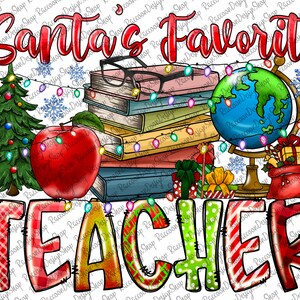 Puede incluir: Una ilustraci&oacute;n digital con el texto Santa's Favorite TEACHER. El dise&ntilde;o incluye una pila de libros con gafas, un globo terr&aacute;queo, una manzana roja, un &aacute;rbol de Navidad y regalos, decorados con luces de colores y copos de nieve azules.