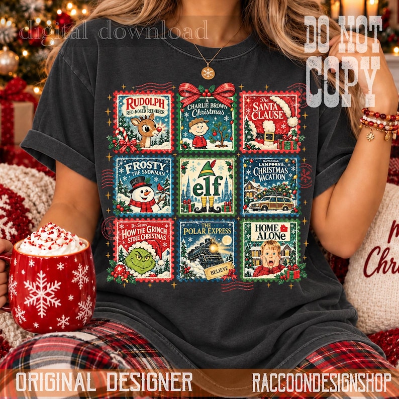 Puede incluir: Una camiseta gris carb&oacute;n con una cuadr&iacute;cula de nueve ilustraciones estilo sello postal que representan pel&iacute;culas navide&ntilde;as cl&aacute;sicas, incluyendo Rudolph el reno de la nariz roja, Charlie Brown, Santa Cl&aacute;usula, Frosty el mu&ntilde;eco de nieve, Elf, Christmas Vacation, El Grinch, El Expreso Polar y Mi pobre angelito.